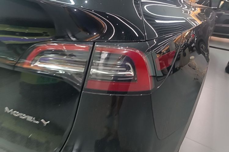Tesla Model Y 2021 car image #8