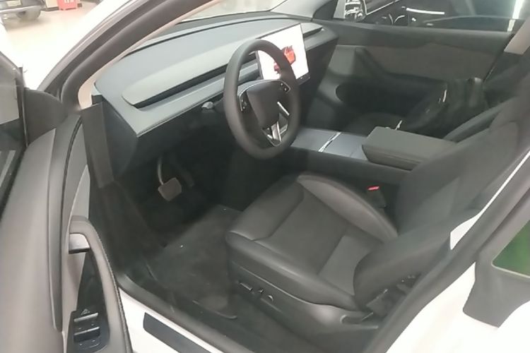 Tesla Model Y 2025 car image #16