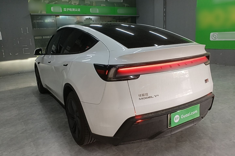 Tesla Model Y 2025 car image #7