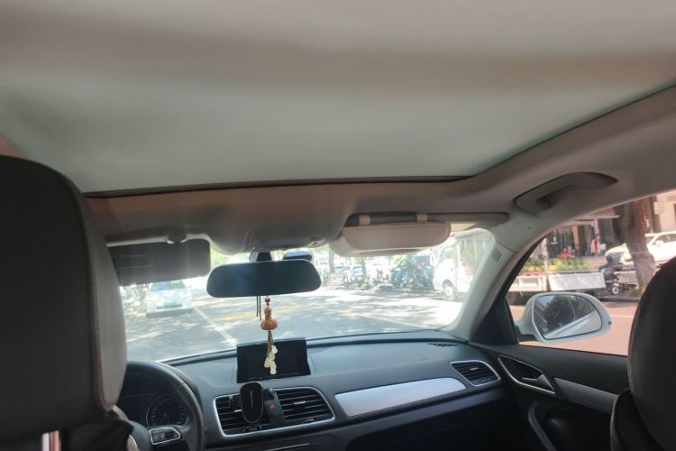 Audi Q3 2018 car image #16