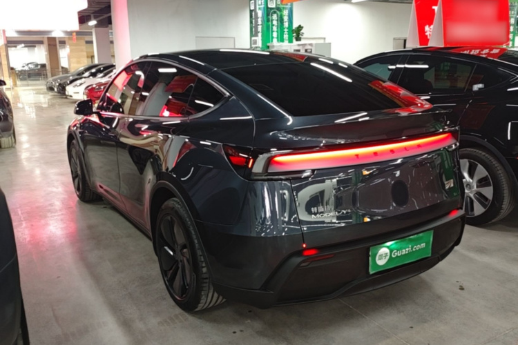 Tesla Model Y 2025 car image #5