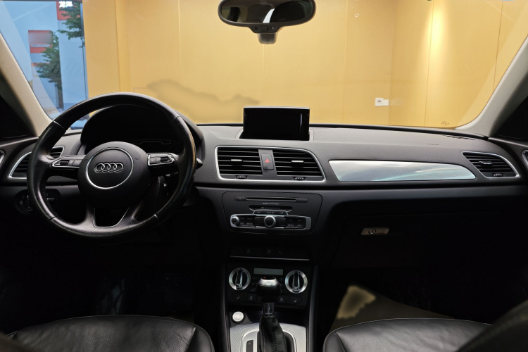 Audi Q3 2016 car image #17
