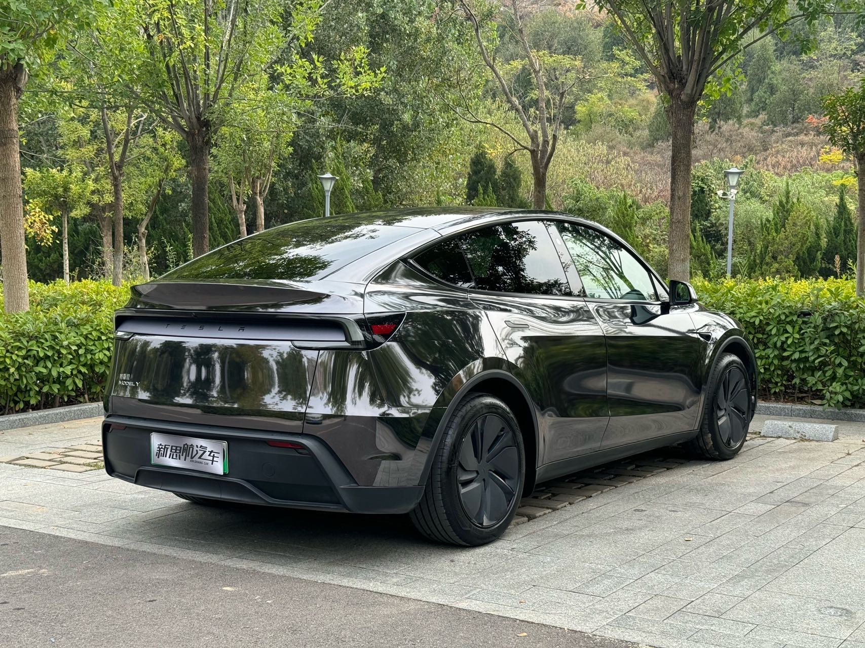 Tesla Model Y 2025 #4 Tesla Model Y 2025 car image #4