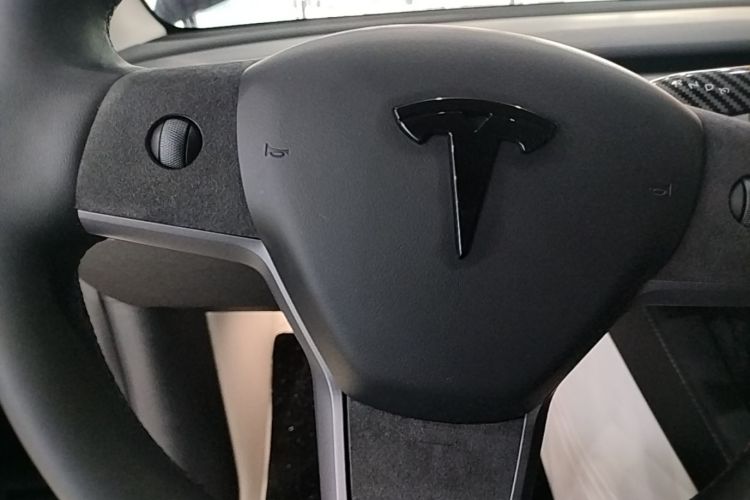 Tesla Model Y 2024 #9 Tesla Model Y 2024 car image #9