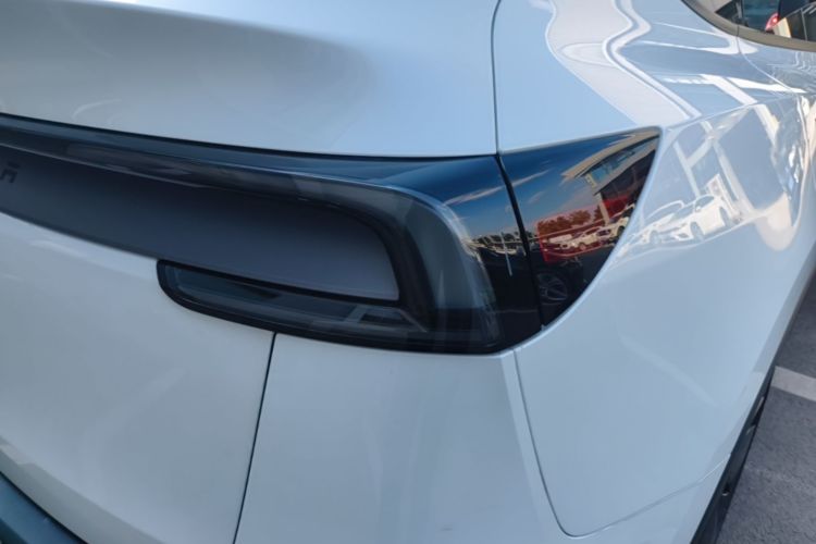 Tesla Model Y 2025 #8 Tesla Model Y 2025 car image #8