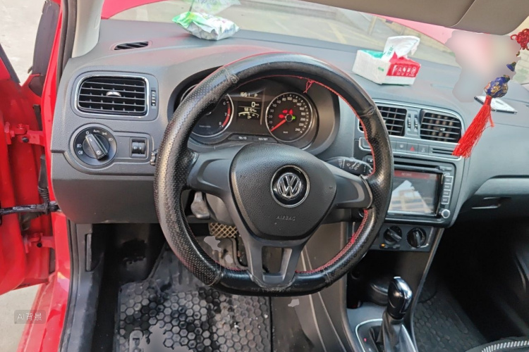 Volkswagen Polo 2015 car image #12