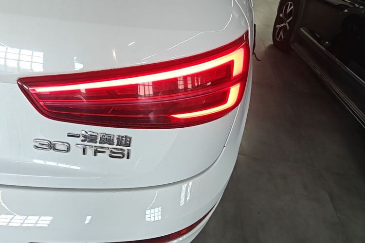 Audi Q3 2017 car image #8