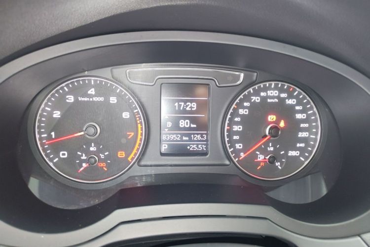 Audi Q3 2018 car image #12