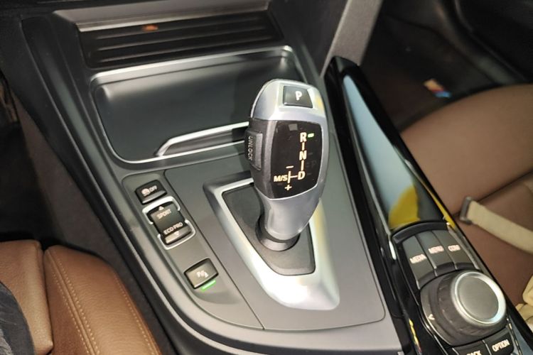 BMW 3 Series 2018 car image #14