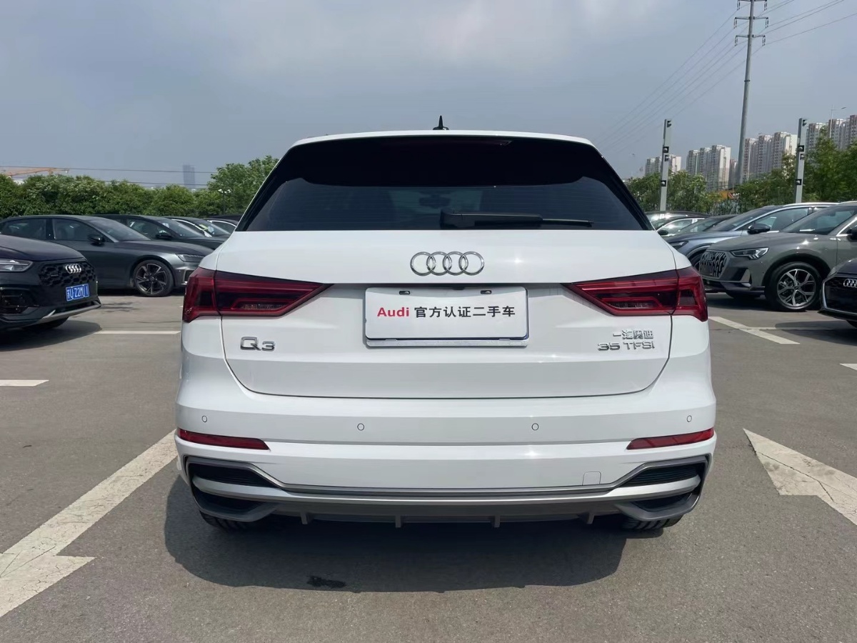 Audi Q3 2023 car image #9