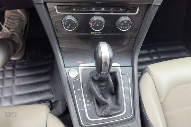 Volkswagen Golf 2017 car image #16