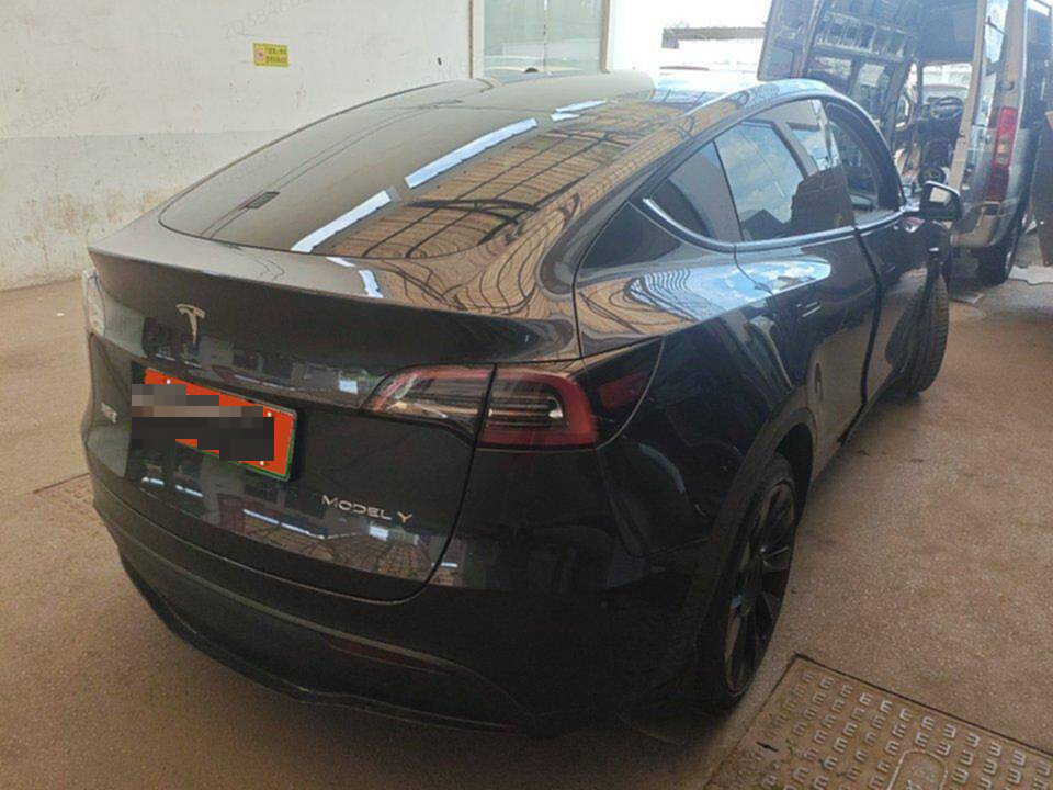 Tesla Model Y 2024 immagine di auto #10