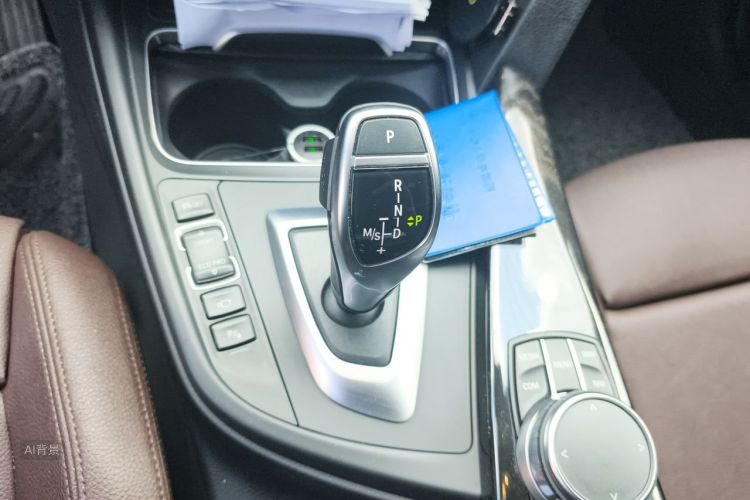 BMW 3 Series 2018 car image #16