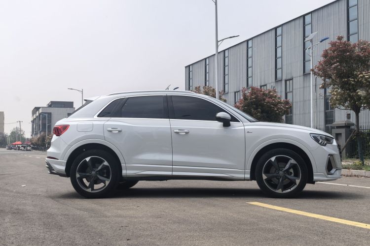 Audi Q3 2020 car image #5