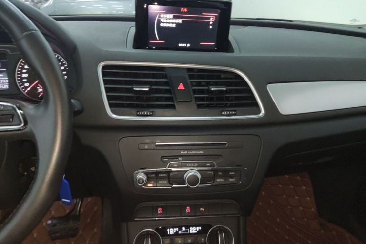 Audi Q3 2017 car image #13