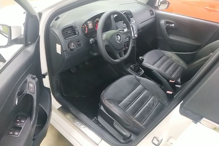 Volkswagen Polo 2015 car image #15