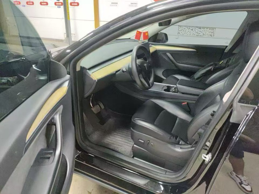 Tesla Model Y 2023 car image #2
