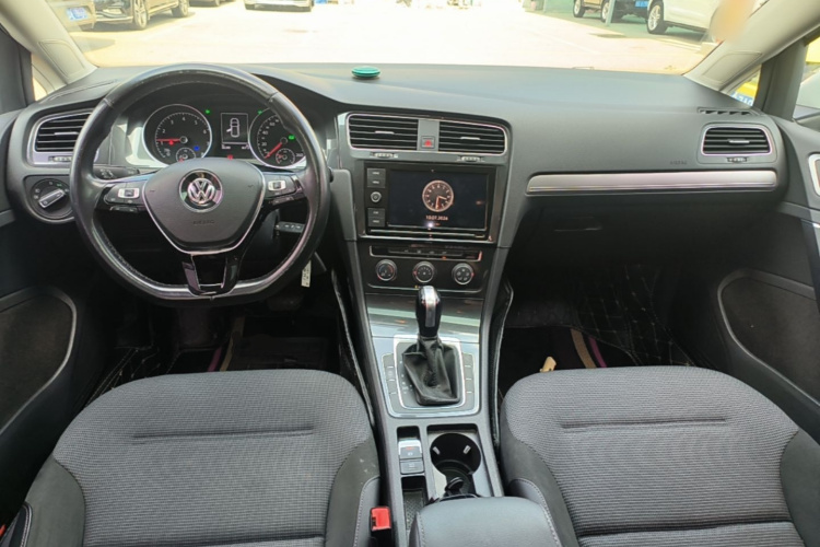 Volkswagen Golf 2018 car image #10