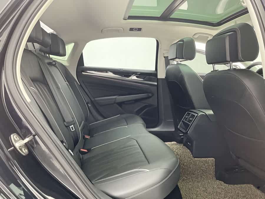 Volkswagen Passat 2022 car image #37