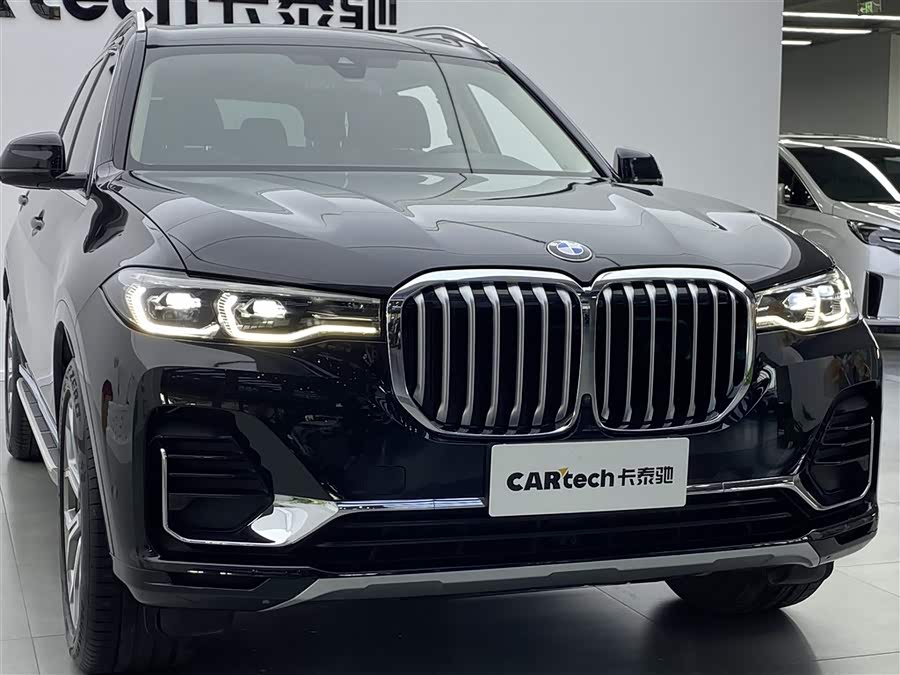 BMW X7 2021 car image #37