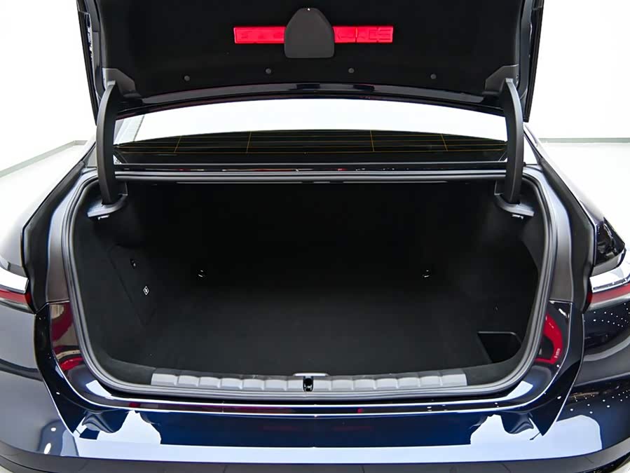 BMW i7 2024 car image #37