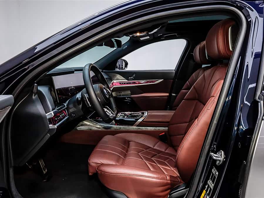 BMW i7 2024 car image #37