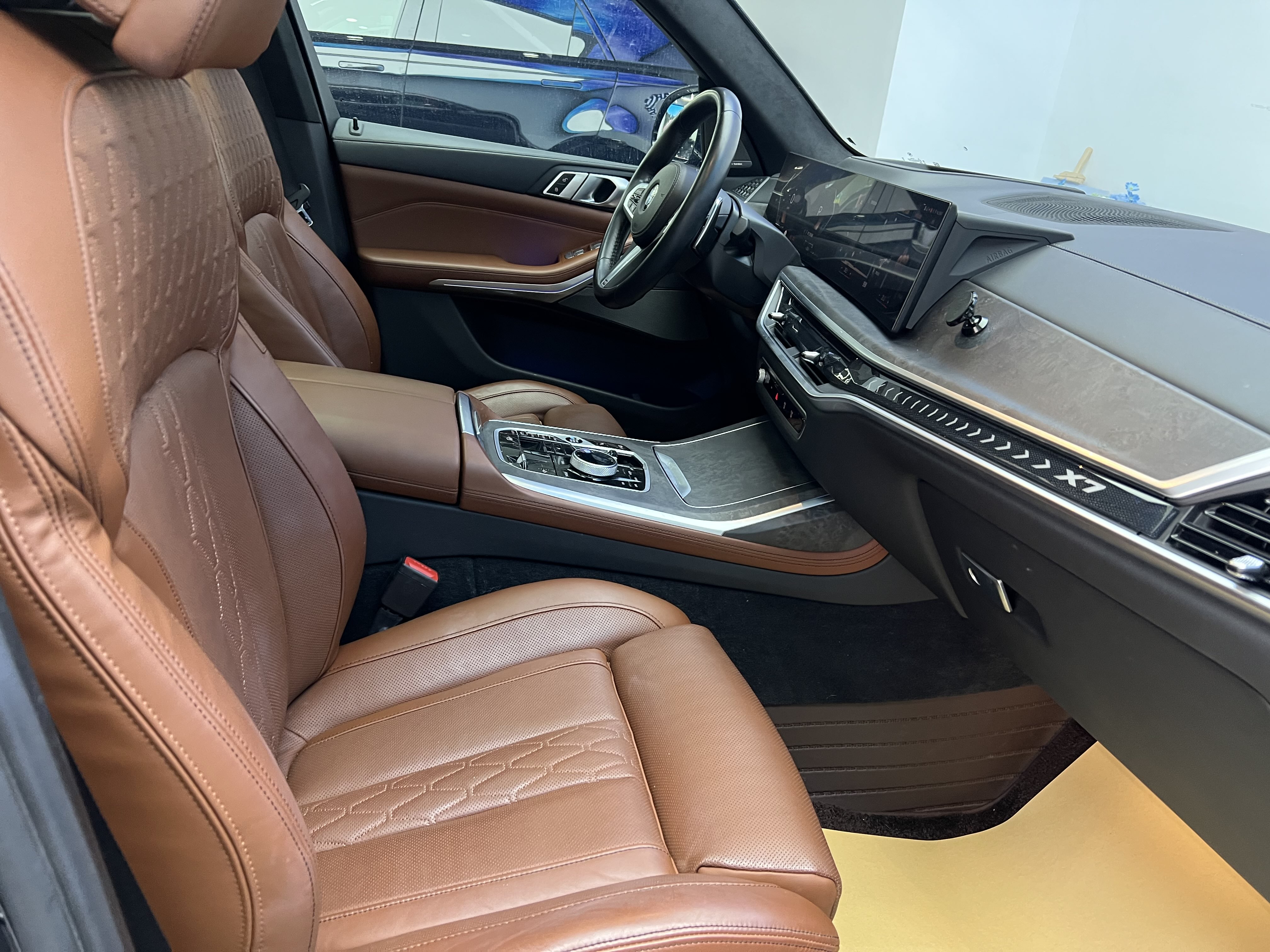 BMW X7 M60i 2023 immagine di auto #37