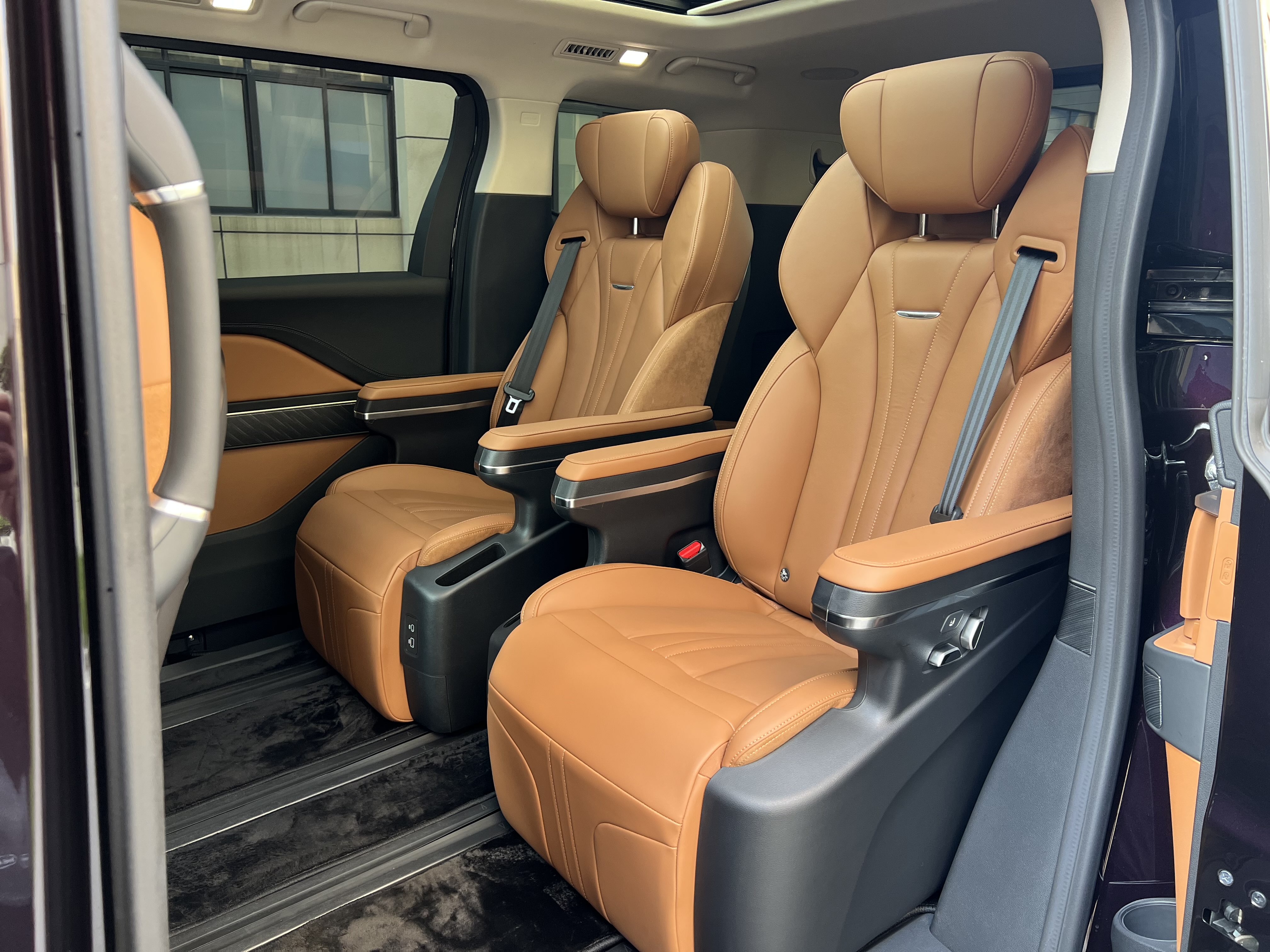 HongQi HQ9 PHEV 2024 #37 HongQi HQ9 PHEV 2024 car image #37