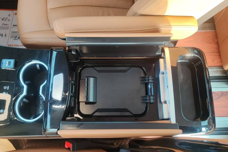 HongQi HQ9 PHEV 2024 immagine di auto #37