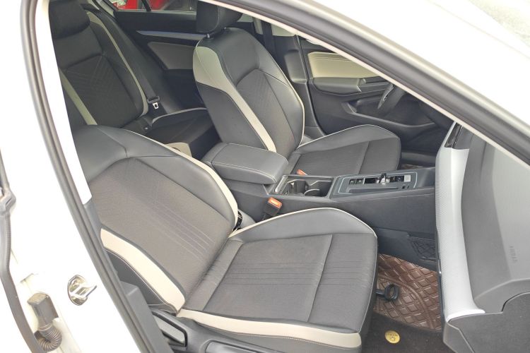 Volkswagen Golf 2023 car image #37