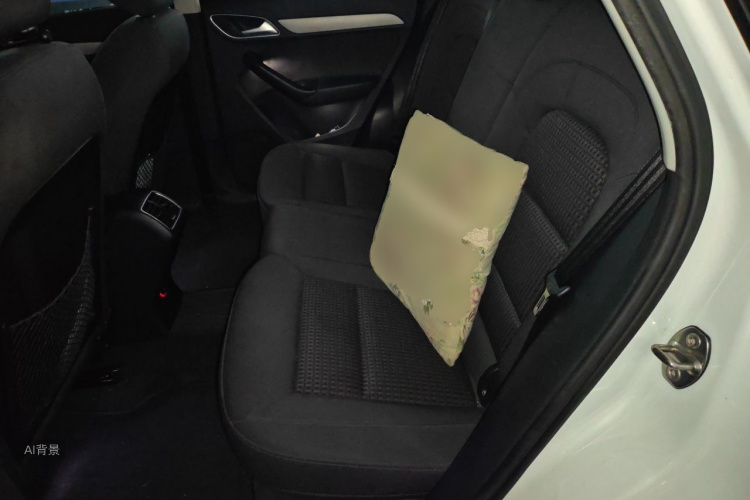 Audi Q3 2015 car image #19