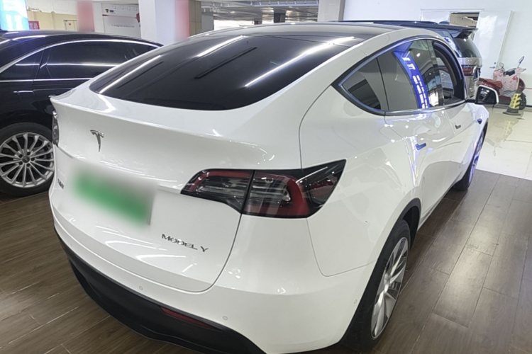 Tesla Model Y 2023 car image #5