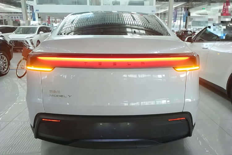 Tesla Model Y 2025 #6 Tesla Model Y 2025 car image #6