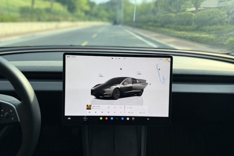Tesla Model 3 2023 immagine di auto #13