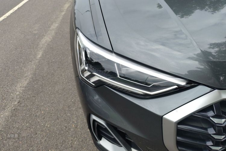 Audi Q3 2020 car image #8