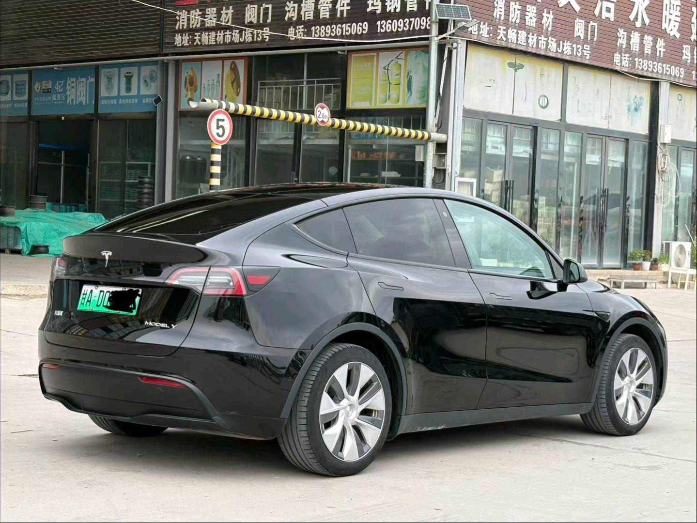 Tesla Model Y 2023 #8 Tesla Model Y 2023 car image #8