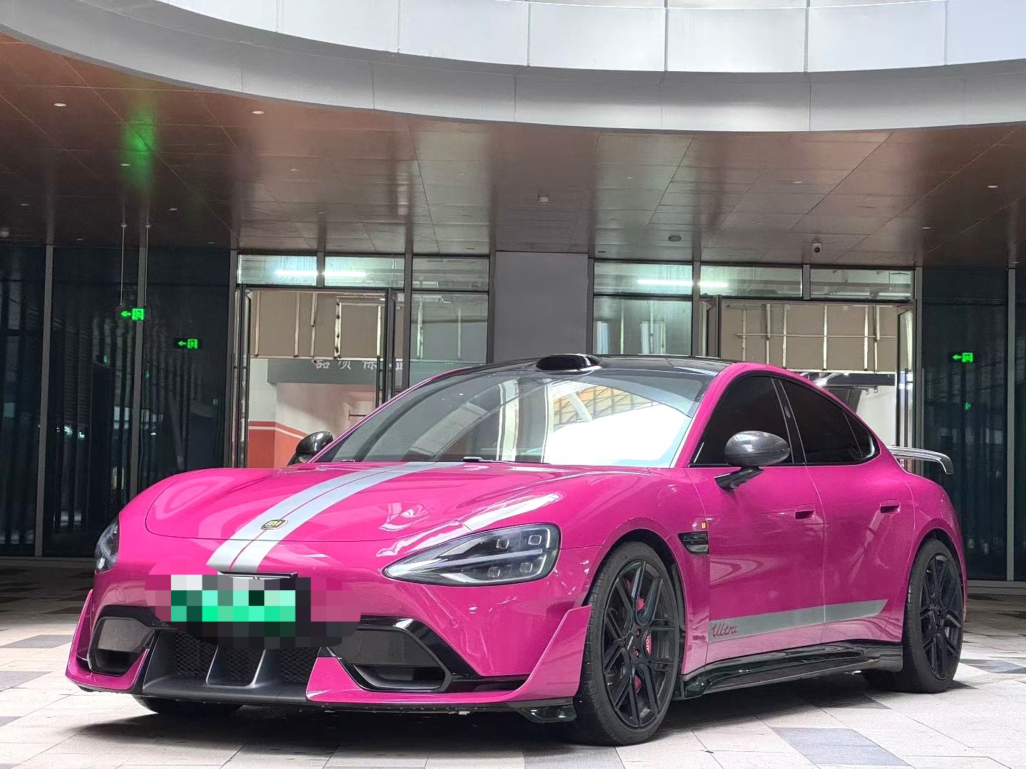 MI SU7 2025 immagine di auto 
