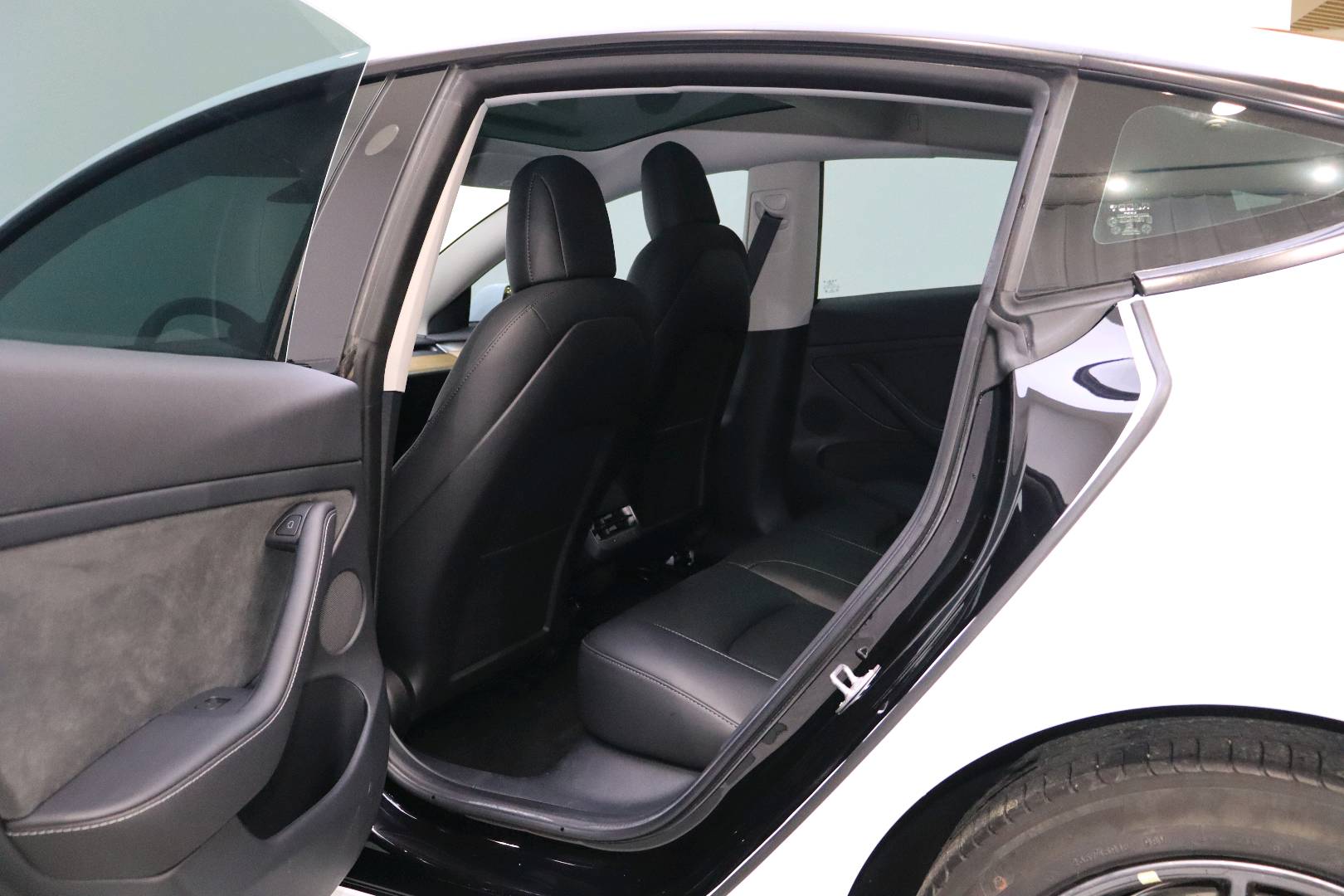 Tesla Model 3 2023 car image #7