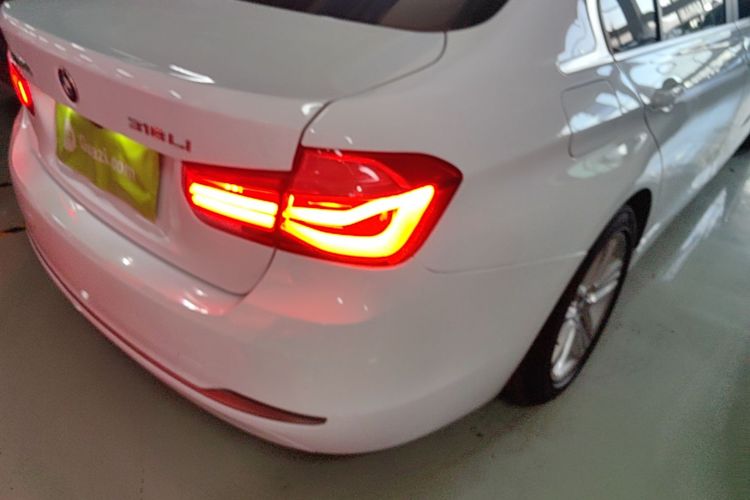 BMW 3 Series 2018 #8 BMW 3 Series 2018 صورة سيارة #8