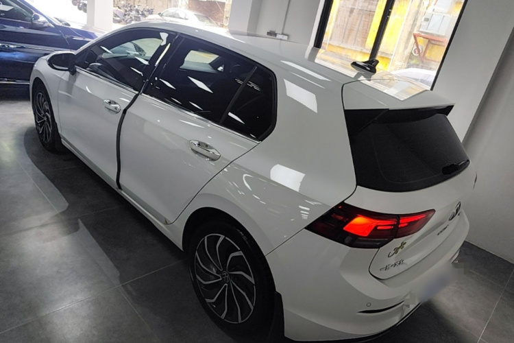 Volkswagen Golf 2024 car image #7