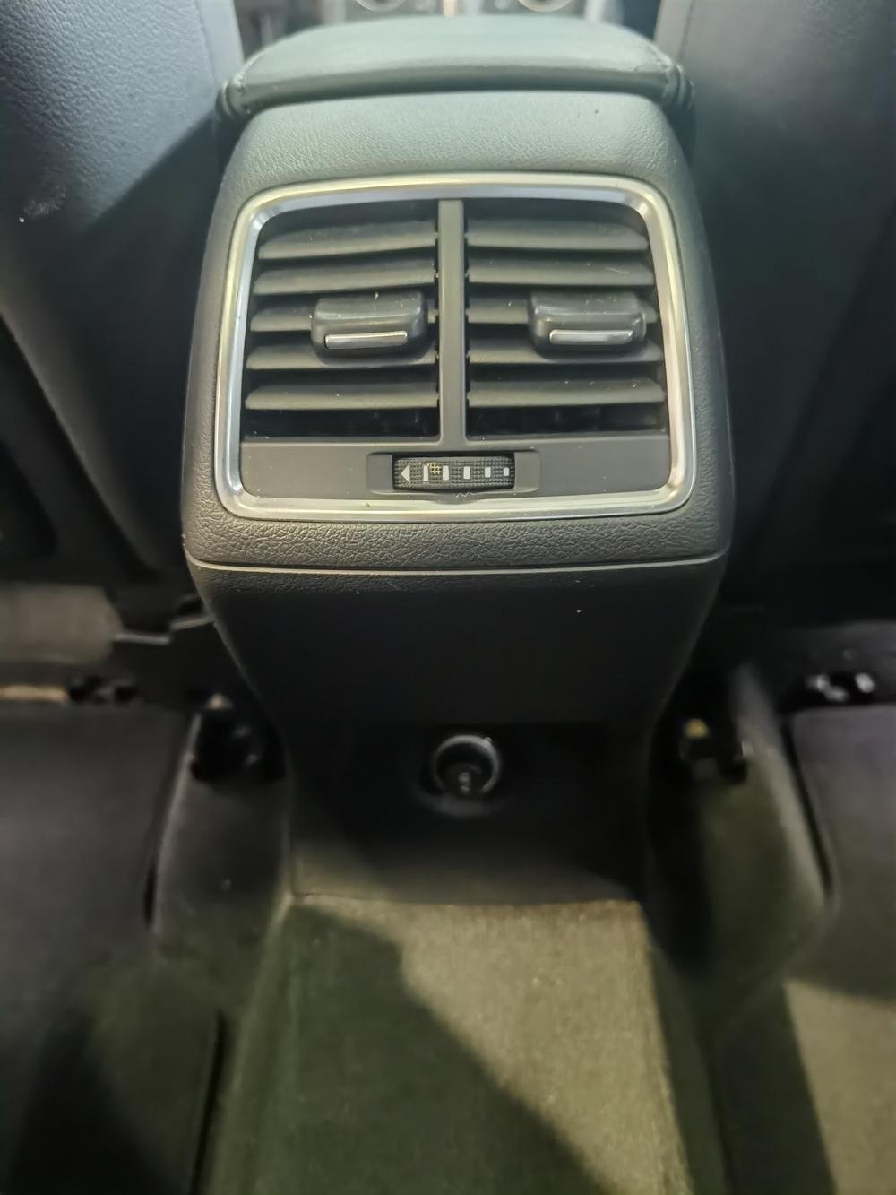 Audi Q3 2018 car image #9