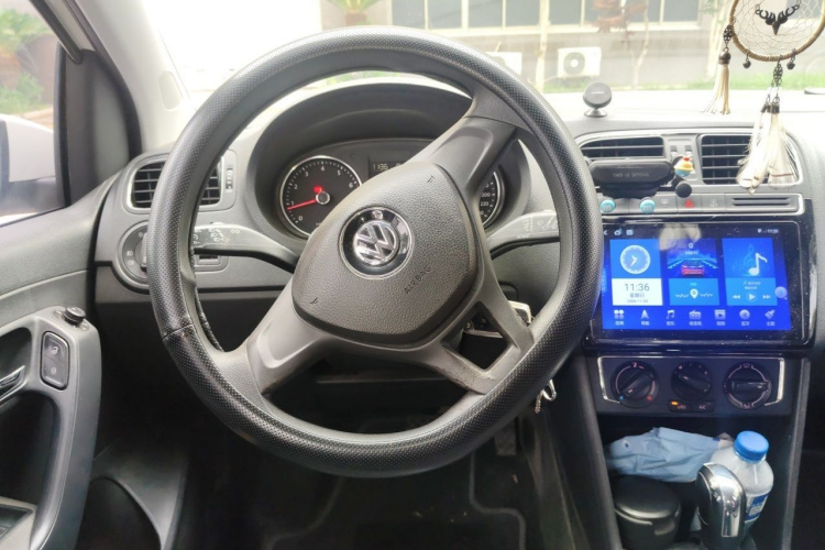 Volkswagen Polo 2015 car image #11
