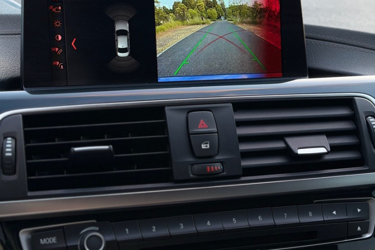 BMW 3 Series 2018 car image #23