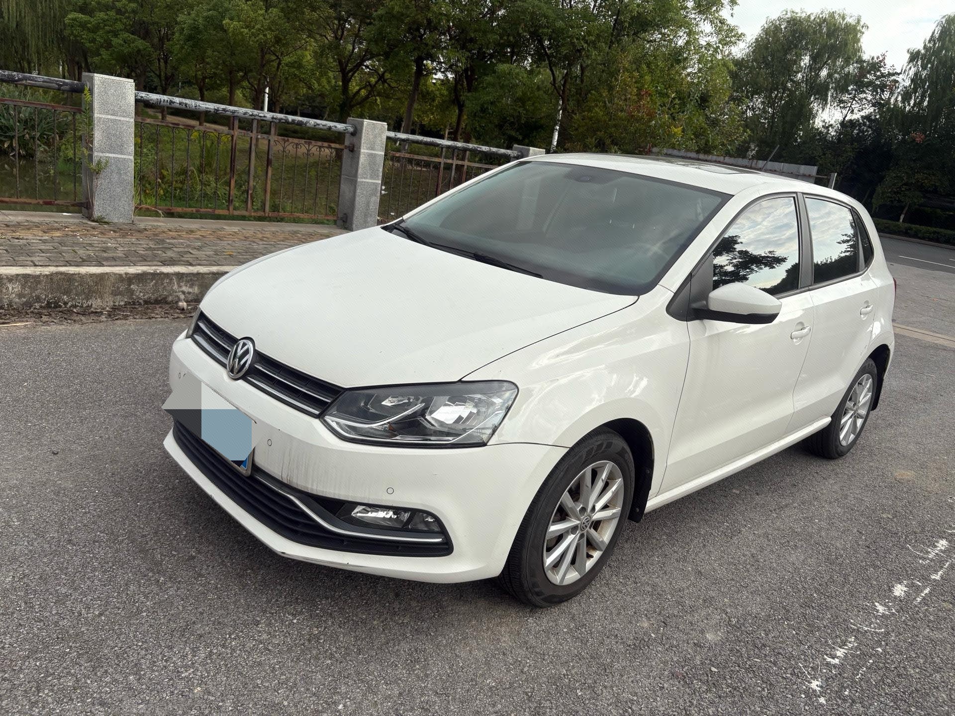 Volkswagen Polo 2015 car image 