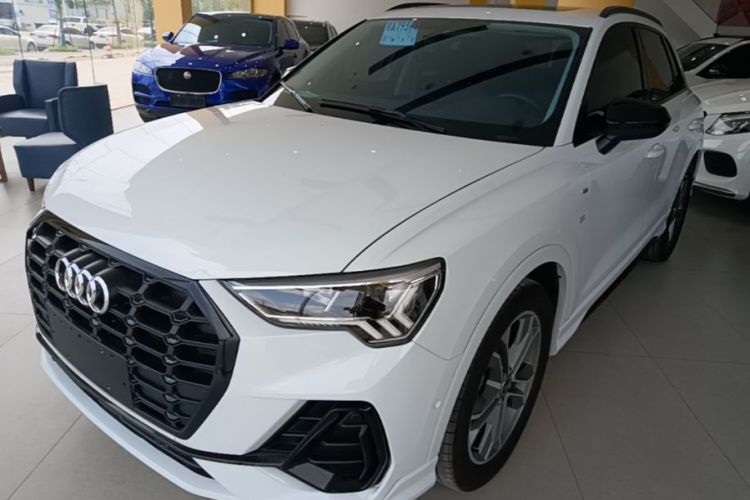 Audi Q3 2023 car image #2