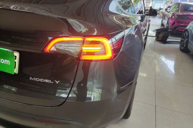 Tesla Model Y 2025 #8 Tesla Model Y 2025 car image #8