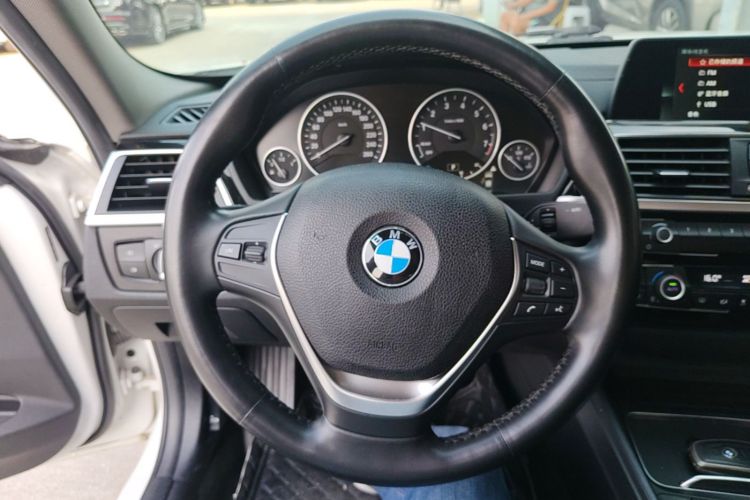 BMW 3 Series 2018 car image #11