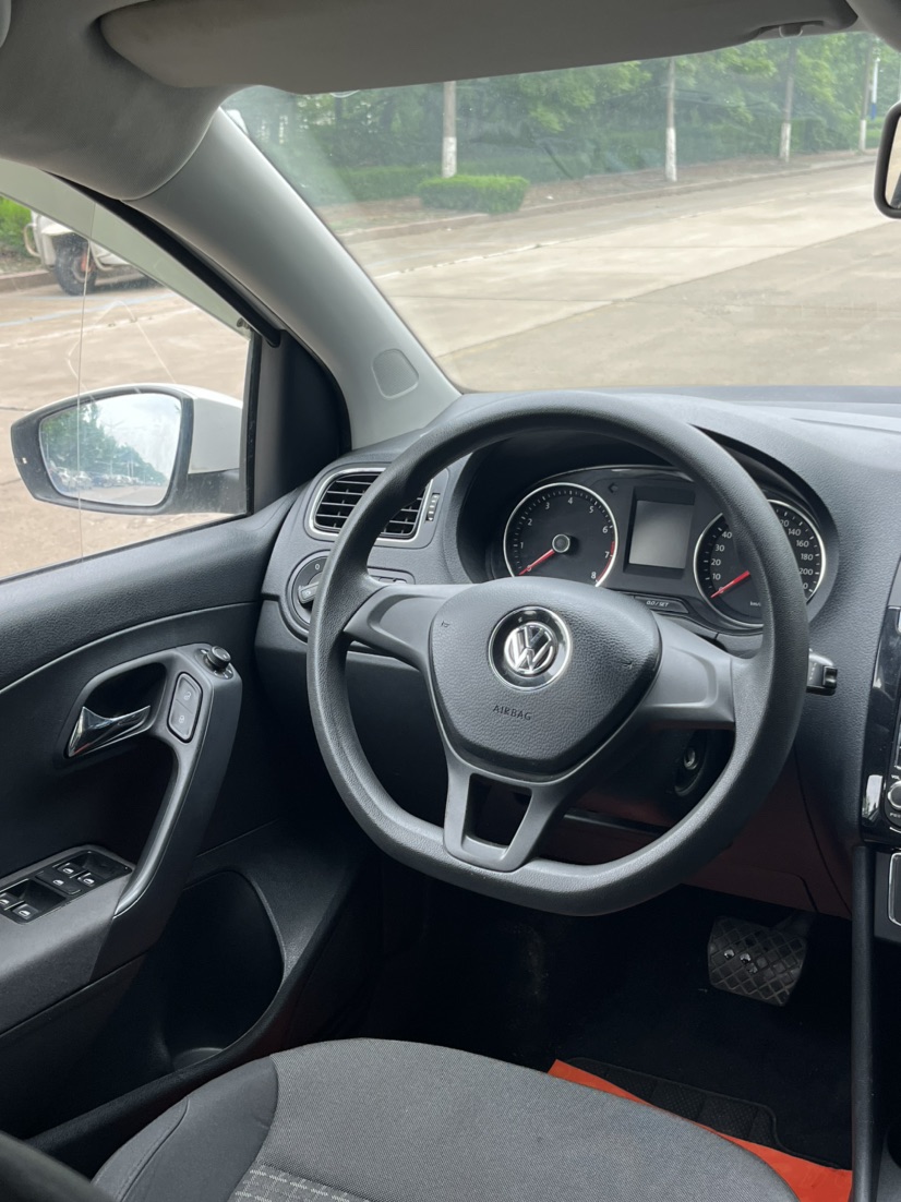 Volkswagen Polo 2015 car image #8
