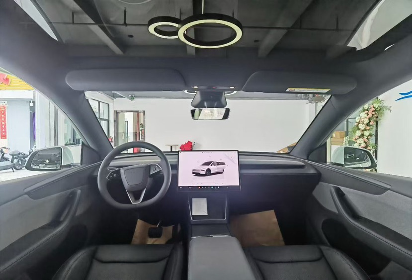 Tesla Model Y 2026 #6 Tesla Model Y 2026 car image #6