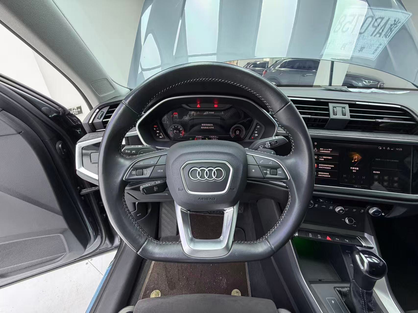Audi Q3 2022 car image #10